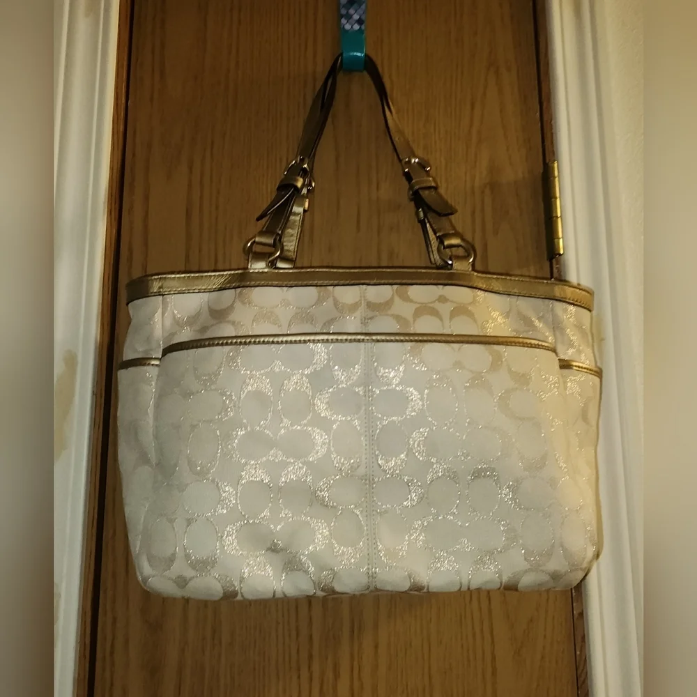 Guc beautiful gold jacquard signature coach shoulder bag see pics - Picture 2 of 10